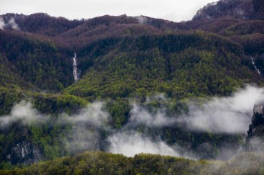 Puigsacalm tepesinde bahar günbatımı, La Garrotxa, İspanya.
