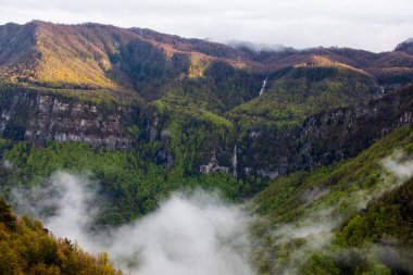 Puigsacalm tepesinde bahar günbatımı, La Garrotxa, İspanya.