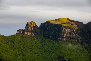 Puigsacalm tepesinde bahar günbatımı, La Garrotxa, İspanya.