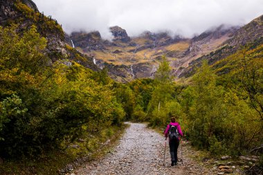 Sonbaharda Ordesa ve Monte Perdido Ulusal Parkı 'nda genç bir kadın.