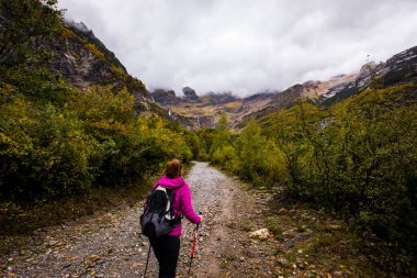 Sonbaharda Ordesa ve Monte Perdido Ulusal Parkı 'nda genç bir kadın.