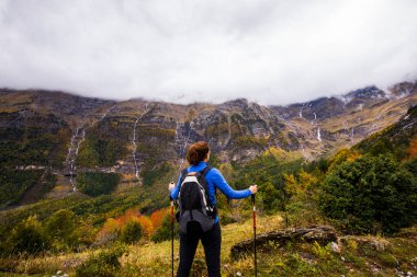 Sonbaharda Ordesa ve Monte Perdido Ulusal Parkı 'nda genç bir kadın.