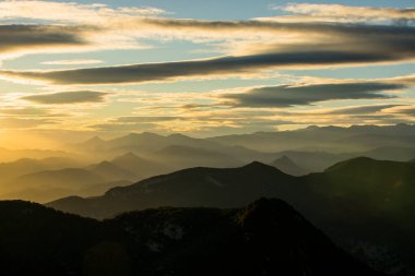 La Garrotxa, Girona, İspanya 'da günbatımı ve rüzgar bulutları.