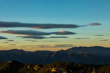 La Garrotxa, Girona, İspanya 'da günbatımı ve rüzgar bulutları.