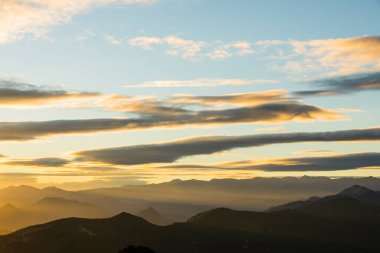 La Garrotxa, Girona, İspanya 'da günbatımı ve rüzgar bulutları.