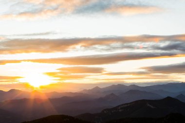 La Garrotxa, Girona, İspanya 'da günbatımı ve rüzgar bulutları.