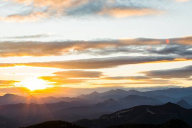 La Garrotxa, Girona, İspanya 'da günbatımı ve rüzgar bulutları.