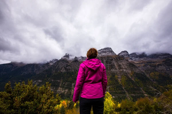 Young Woman Autumn Ordesa Monte Perdido National Park Spain —  Fotos de Stock