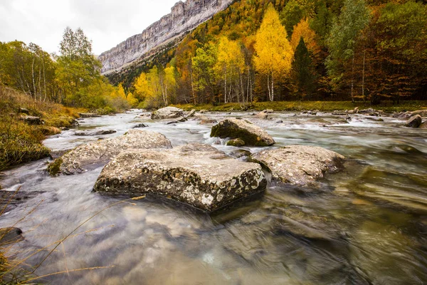 Jesień Parku Narodowym Ordesa Monte Perdido Hiszpania — Zdjęcie stockowe