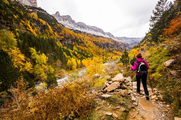 Young Woman Autumn Ordesa Monte Perdido National Park Spain —  Fotos de Stock