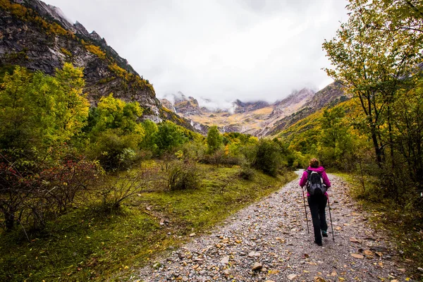 Young Woman Autumn Ordesa Monte Perdido National Park Spain —  Fotos de Stock