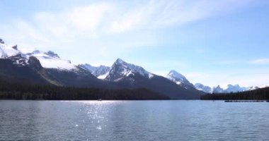 Yaz manzarası ve Maligne Gölü 'nde kayak yapan ve balık tutan insanlar, Jasper Ulusal Parkı, Kanada