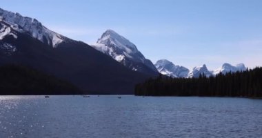 Yaz manzarası ve Maligne Gölü 'nde kayak yapan ve balık tutan insanlar, Jasper Ulusal Parkı, Kanada