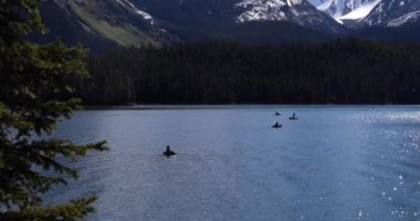 Yaz manzarası ve Maligne Gölü 'nde kayak yapan ve balık tutan insanlar, Jasper Ulusal Parkı, Kanada