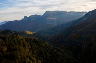 Puigsacalm tepesinde sonbahar günbatımı, La Garrotxa, Kuzey İspanya.