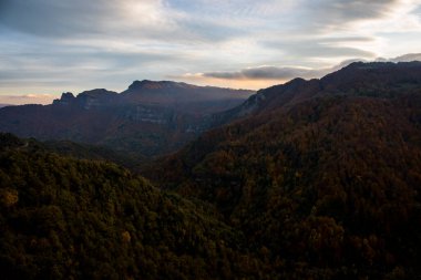 Puigsacalm tepesinde sonbahar günbatımı, La Garrotxa, Kuzey İspanya.