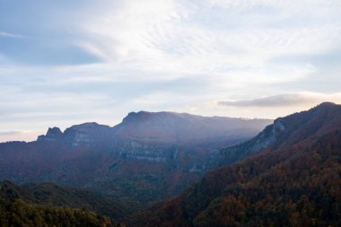 Puigsacalm tepesinde sonbahar günbatımı, La Garrotxa, Kuzey İspanya.