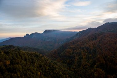 Puigsacalm tepesinde sonbahar günbatımı, La Garrotxa, Kuzey İspanya.