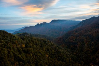 Puigsacalm tepesinde sonbahar günbatımı, La Garrotxa, Kuzey İspanya.