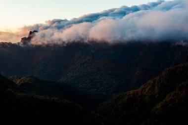 Puigsacalm tepesinde sonbahar gündoğumu, La Garrotxa, Kuzey İspanya.