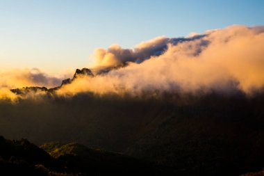 Puigsacalm tepesinde sonbahar gündoğumu, La Garrotxa, Kuzey İspanya.
