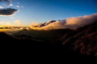 Puigsacalm tepesinde sonbahar gündoğumu, La Garrotxa, Kuzey İspanya.