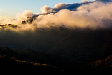 Puigsacalm tepesinde sonbahar gündoğumu, La Garrotxa, Kuzey İspanya.