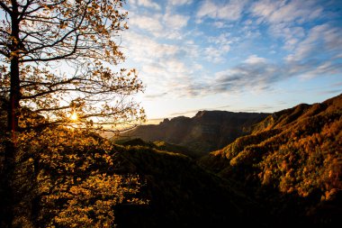 Puigsacalm tepesinde sonbahar gündoğumu, La Garrotxa, Kuzey İspanya.