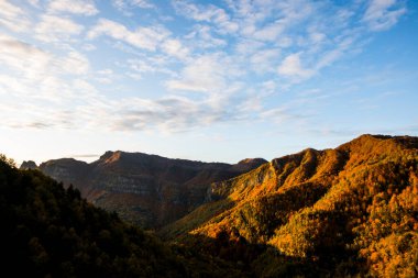 Puigsacalm tepesinde sonbahar gündoğumu, La Garrotxa, Kuzey İspanya.