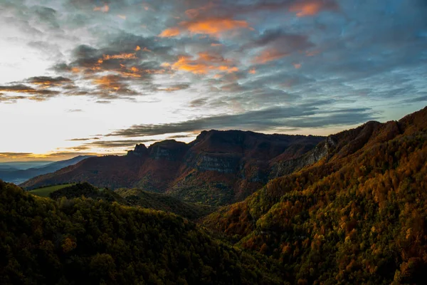 Puigsacalm tepesinde sonbahar gündoğumu, La Garrotxa, Kuzey İspanya.