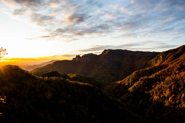Puigsacalm tepesinde sonbahar gündoğumu, La Garrotxa, Kuzey İspanya.