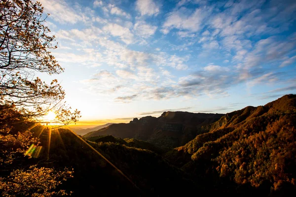 Puigsacalm tepesinde sonbahar gündoğumu, La Garrotxa, Kuzey İspanya.
