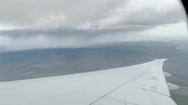 Arka planda Rocky dağları olan uçak sahnesi Calgary havaalanına varıyor, Kanada