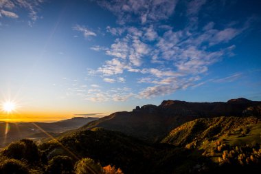 Puigsacalm tepesinde sonbahar gündoğumu, La Garrotxa, Kuzey İspanya.