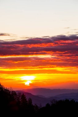 Puigsacalm tepesinde sonbahar gündoğumu, La Garrotxa, Kuzey İspanya.