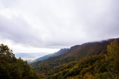 Puigsacalm tepesinde sonbahar gündoğumu, La Garrotxa, Girona, Kuzey İspanya.