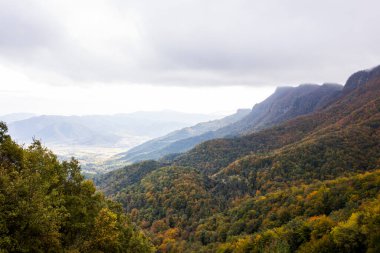 Puigsacalm tepesinde sonbahar gündoğumu, La Garrotxa, Girona, Kuzey İspanya.