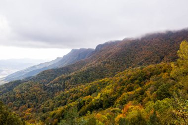 Puigsacalm tepesinde sonbahar gündoğumu, La Garrotxa, Girona, Kuzey İspanya.