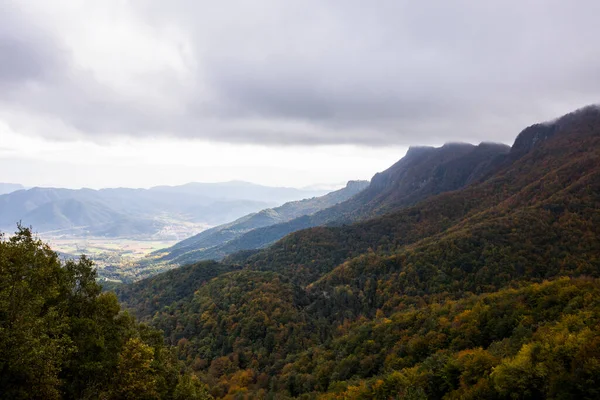 Puigsacalm tepesinde sonbahar gündoğumu, La Garrotxa, Girona, Kuzey İspanya.