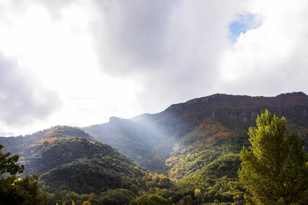 Puigsacalm tepesinde sonbahar gündoğumu, La Garrotxa, Girona, Kuzey İspanya.