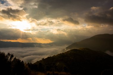 Puigsacalm tepesinde sonbahar gündoğumu, La Garrotxa, Kuzey İspanya.