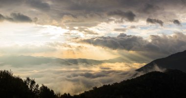 Puigsacalm tepesinde sonbahar gündoğumu, La Garrotxa, Kuzey İspanya.