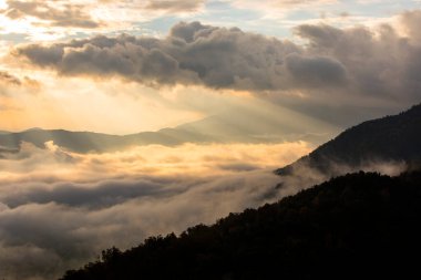 Puigsacalm tepesinde sonbahar gündoğumu, La Garrotxa, Kuzey İspanya.