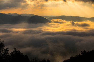 Puigsacalm tepesinde sonbahar gündoğumu, La Garrotxa, Kuzey İspanya.