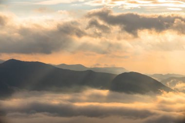 Puigsacalm tepesinde sonbahar gündoğumu, La Garrotxa, Kuzey İspanya.