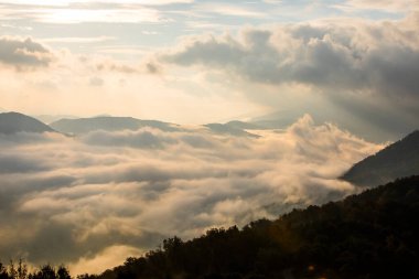 Puigsacalm tepesinde sonbahar gündoğumu, La Garrotxa, Kuzey İspanya.