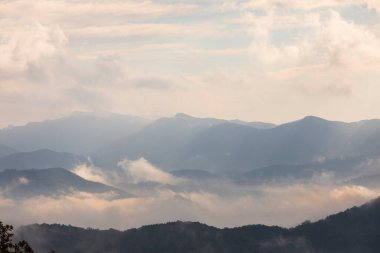 Puigsacalm tepesinde sonbahar gündoğumu, La Garrotxa, Kuzey İspanya.