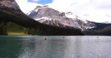 Emerald Gölü 'nde yaz manzarası, Yoho Ulusal Parkı, Kanada