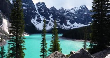 Moraine Gölü 'nde yaz manzarası, Banff Ulusal Parkı, Kanada
