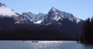 Yaz manzarası ve Maligne Gölü 'nde kayak yapan ve balık tutan insanlar, Jasper Ulusal Parkı, Kanada